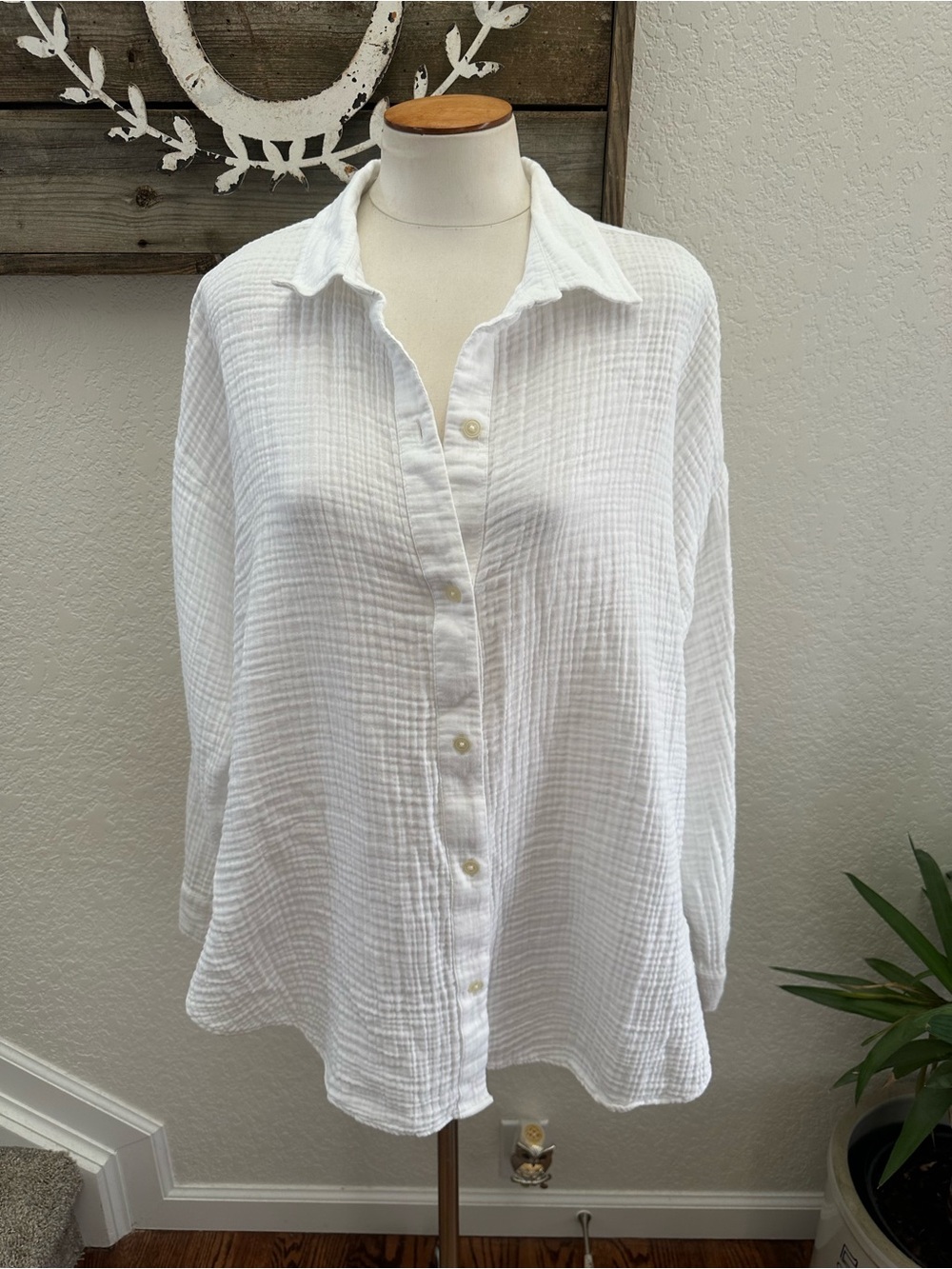 Lou & Grey white gauzy cotton long sleeve button down top ladies size L